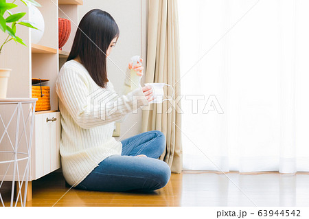 マスク用スプレーを使用する女性　コピースペース 63944542