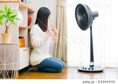 扇風機　サーキュレーター　女性 63944543