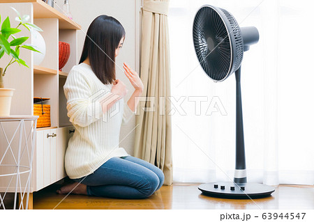 扇風機　サーキュレーター　女性 63944547