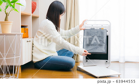 空気清浄機のフィルター交換する女性 コピースペース 16:9 空気清浄機のフィルター交換する女性 コピースペース 16:9 63944555