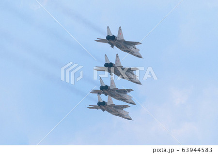 ミグMiG-31フォックスハウンド編隊飛行 63944583