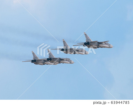 スホーイSu-24Mフェンサー編隊飛行 63944785
