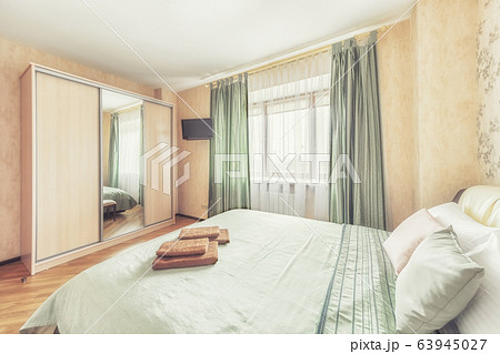 Cozy bright bedroom with closet and window 63945027