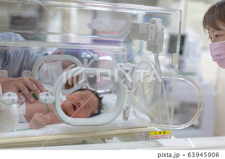 保育器で頑張る新生児 新生児 保育器 保育器で頑張る新生児 新生児 保育器 63945906