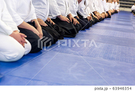 People in kimono and hakama on martial arts training 63946354