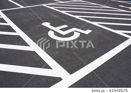 車椅子用駐車スペース 63948676