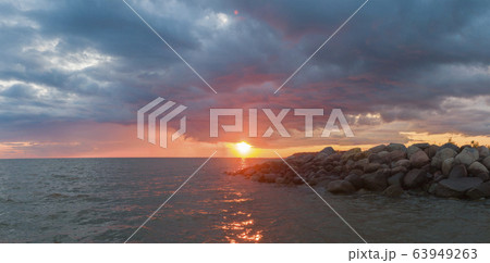 sunset sun over the sea. 63949263