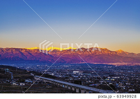 【山梨県笛吹市】朝焼けの南アルプスと甲府盆地 63949928