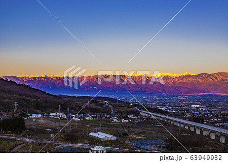 【山梨県笛吹市】朝焼けの南アルプスと甲府盆地 63949932