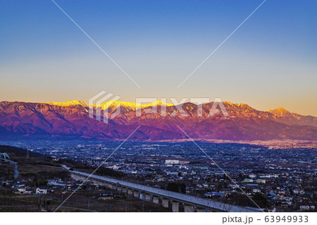【山梨県笛吹市】朝焼けの南アルプスと甲府盆地 63949933
