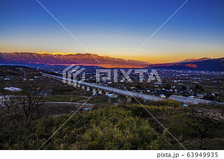 【山梨県笛吹市】朝焼けの南アルプス・八ヶ岳と甲府盆地 63949935
