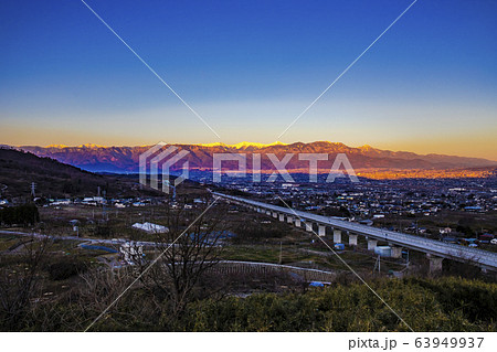 【山梨県笛吹市】朝焼けの南アルプスと甲府盆地 63949937