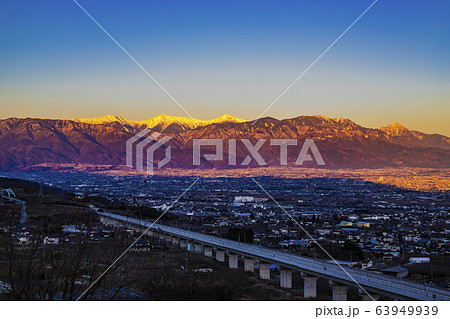 【山梨県笛吹市】朝焼けの南アルプスと甲府盆地 63949939