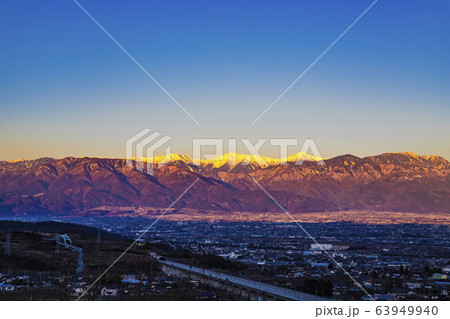 【山梨県笛吹市】朝焼けの南アルプスと甲府盆地 63949940