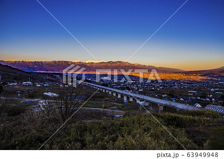 【山梨県笛吹市】朝焼けの南アルプスと甲府盆地 63949948