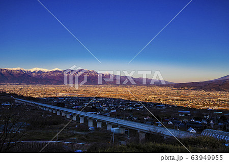 【山梨県笛吹市】朝焼けの南アルプス・八ヶ岳と甲府盆地 63949955