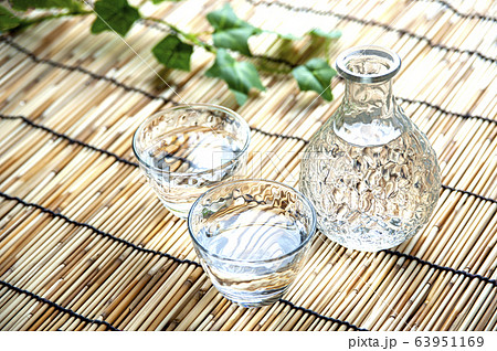 冷えた日本酒(ガラス製のお猪口と徳利) 冷えた日本酒(ガラス製のお猪口と徳利) 63951169