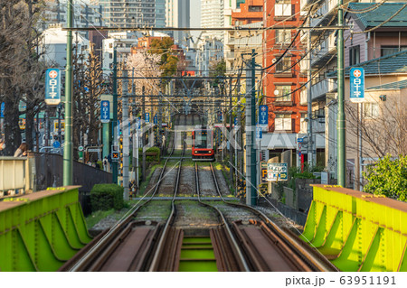 都営荒川線と夕日に染まる町並み 63951191