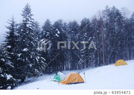雪の八ヶ岳赤岳鉱泉　テント場の風景 63954871