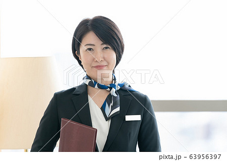 コンシェルジュ 案内 女性 コンシェルジュ 案内 女性 63956397