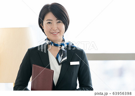 コンシェルジュ　案内　女性 63956398