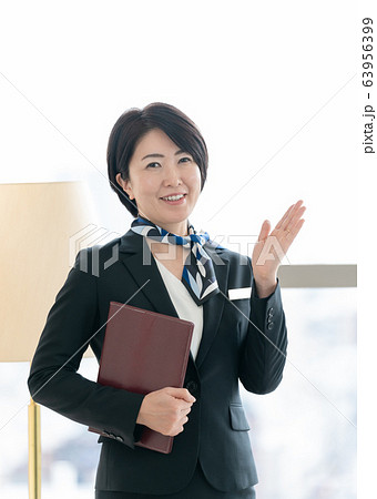 コンシェルジュ　案内　女性 63956399