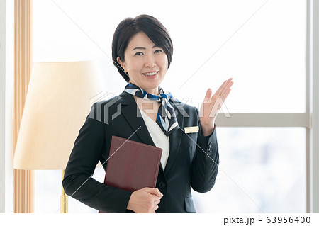 コンシェルジュ 案内 女性 コンシェルジュ 案内 女性 63956400