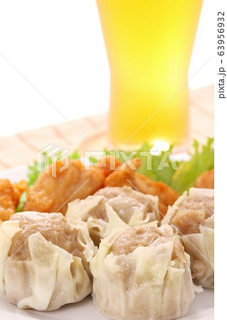 シウマイ 鶏のから揚げ ビール 白背景 シウマイ 鶏のから揚げ ビール 白背景 63956932