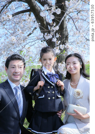 桜 家族 小学校 入学式 ランドセル 新入生 新一年生 土手 父 母 娘の