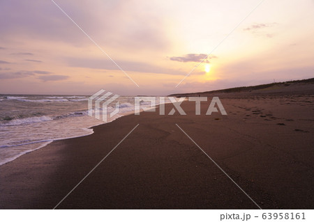 夕暮れ時の海岸 夕暮れ時の海岸 63958161