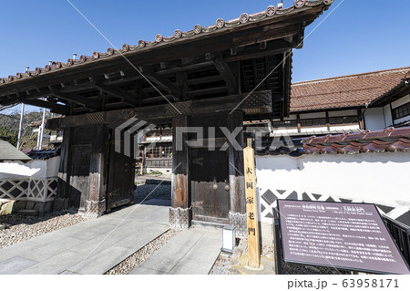 島根県津和野町 快晴の大岡家老門 島根県津和野町 快晴の大岡家老門 63958171