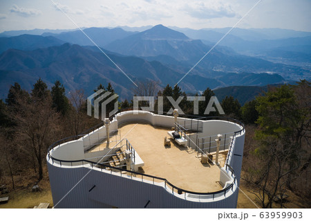 外秩父 丸山山頂展望台と武甲山・奥秩父の眺め 埼玉県秩父市・横瀬町(ドローンによる空撮) 外秩父 丸山山頂展望台と武甲山・奥秩父の眺め 埼玉県秩父市・横瀬町(ドローンによる空撮) 63959903