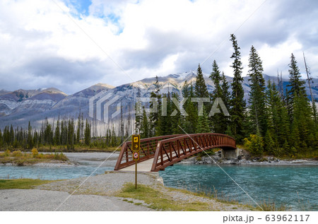 秋のカナディアンロッキー　 クートニー川に掛かる橋（クートニー国立公園　カナダ　BC州） 63962117