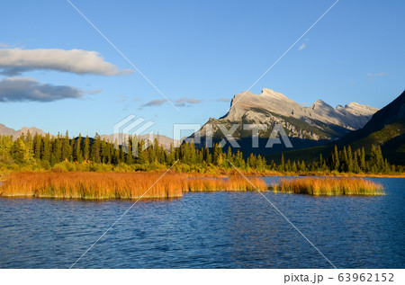 秋のカナディアンロッキー 夕方のランドル山とバーミリオン湖(バンフ国立公園 カナダ・アルバータ州) 秋のカナディアンロッキー 夕方のランドル山とバーミリオン湖(バンフ国立公園 カナダ・アルバータ州) 63962152