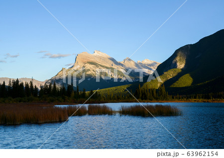 秋のカナディアンロッキー　夕方のランドル山とバーミリオン湖（バンフ国立公園　カナダ・アルバータ州） 63962154