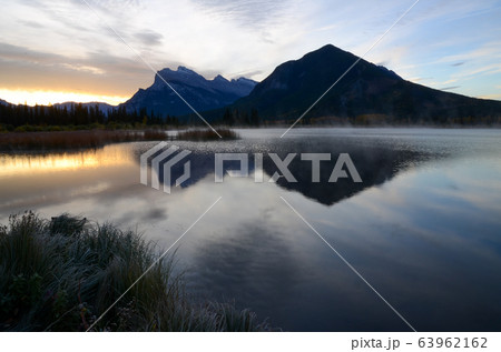秋のカナディアンロッキー　夜明けの朝霧のバーミリオン湖とランドル山（バンフ国立公園　カナダ） 63962162