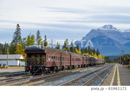 秋のカナディアンロッキー 黄葉のバンフ駅に停まる旧式の列車とカスケード山(バンフ国立公園 カナダ) 秋のカナディアンロッキー 黄葉のバンフ駅に停まる旧式の列車とカスケード山(バンフ国立公園 カナダ) 63962172