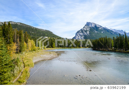 秋のカナディアンロッキー バンフの街中を流れるボウ川とランドル山(バンフ国立公園 カナダ) 秋のカナディアンロッキー バンフの街中を流れるボウ川とランドル山(バンフ国立公園 カナダ) 63962199