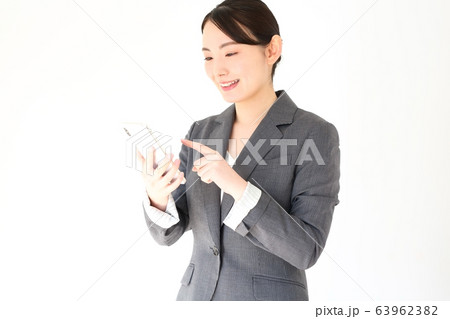 ビジネスウーマンがスマホを操作するイメージ 63962382
