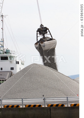 砂利を降ろすガット船 砂利を降ろすガット船 63964095