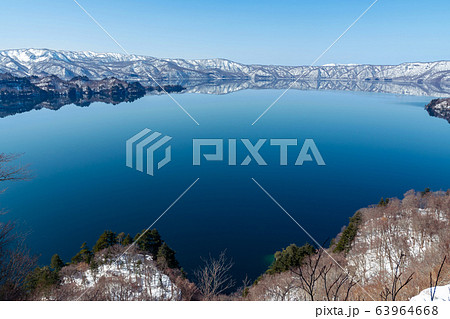 【青森県十和田湖】初春の十和田湖：瞰湖台から眺める十和田湖は開放的な大パノラマ 63964668