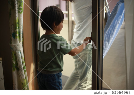 いたずらで鍵を閉める男の子 63964962