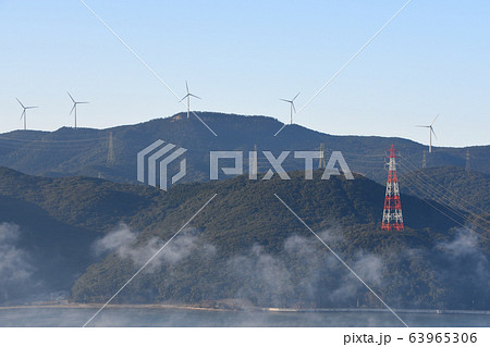 柳山の山並みと風力発電の風車 柳山の山並みと風力発電の風車 63965306