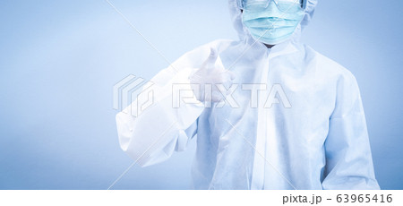 Woman nurse wearing mask raises the thumbs up to 63965416