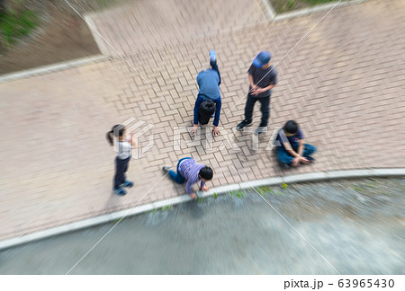 日本の横浜都市景観　離れて遊びマスク姿は消えた…＝3日、市内（1日、布マスク2枚を全世帯に配布発表） 63965430