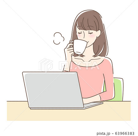 パソコンの前でコーヒーを飲む女性 パソコンの前でコーヒーを飲む女性 63966383