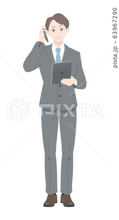 電話　ポーズ　ビジネス　スーツ　タブレット　男性　全身 63967290