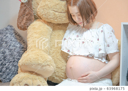 マタニティ お腹を撫でるお母さん テディベア マタニティ お腹を撫でるお母さん テディベア 63968175