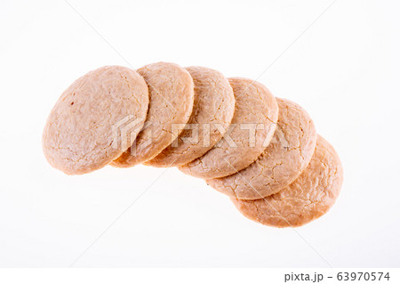 Oatmeal cookies with beze on white background 63970574