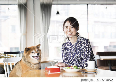 ドックカフェ 女性 犬 カメラ目線 ドックカフェ 女性 犬 カメラ目線 63973852
